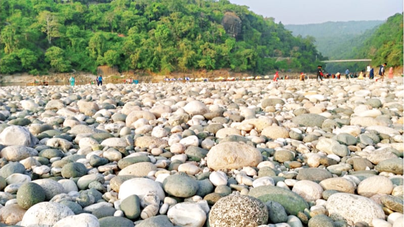জাফলং থেকে লুট হওয়া পাথর ফেরতের নির্দেশ